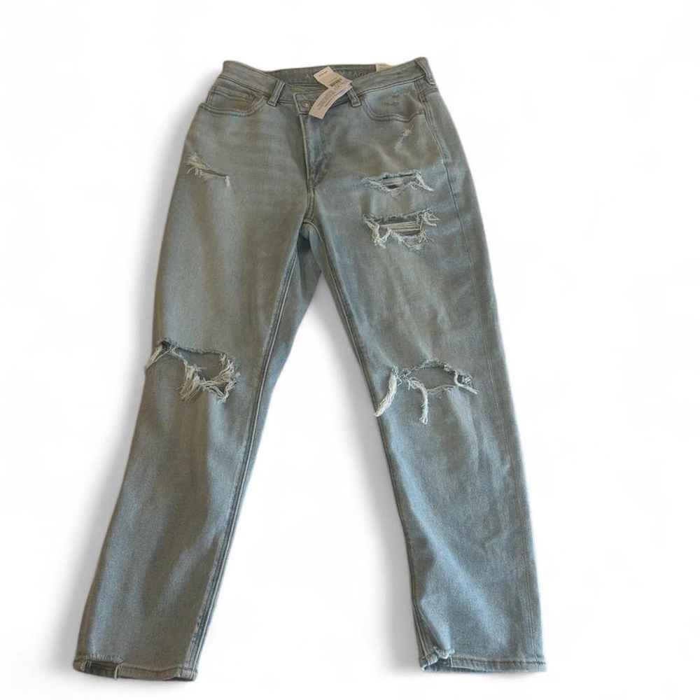 American Eagle NWT Distressed Light Wash Mom Jeans